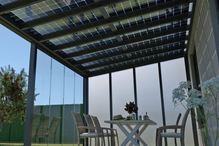 Terrassenüberdachung mit Solarglas, fester Verglasung und Schiebeverglasung, mit Möbel