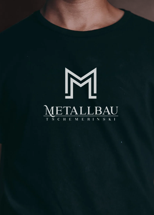 Logo auf einem schwarzen T-Shirt Metallbau Tschemerinski